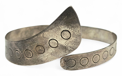 צמיד כסף 925 בעיצוב חלק עם הטבעה של עיגולים 
עיטור גאומטרי מינימליסטי. 
משקל ומידות: 