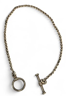 צמיד עשוי כסף סטרלינג 925 עם סוגר T. 
משקל ומידות: 2.5 גרם; אורך 16 ס"מ.