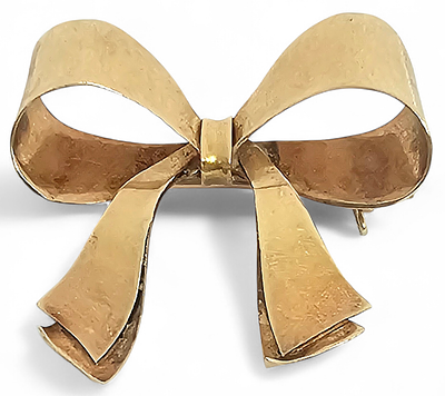 סיכת זהב 14 קראט בצורת פיפיון . 
משקל ומידות: 5.7 גרם; 3.4 ס"מ גובה, 3.4 ס"מ רוחב.