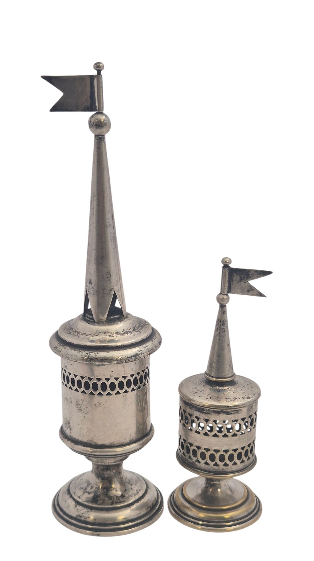 ***נדיר - זוג מגדלי בשמים מוכספים, וינאיים עתיקים תוצרת Argentor. 
מצב שמור וטוב. 
גובה 