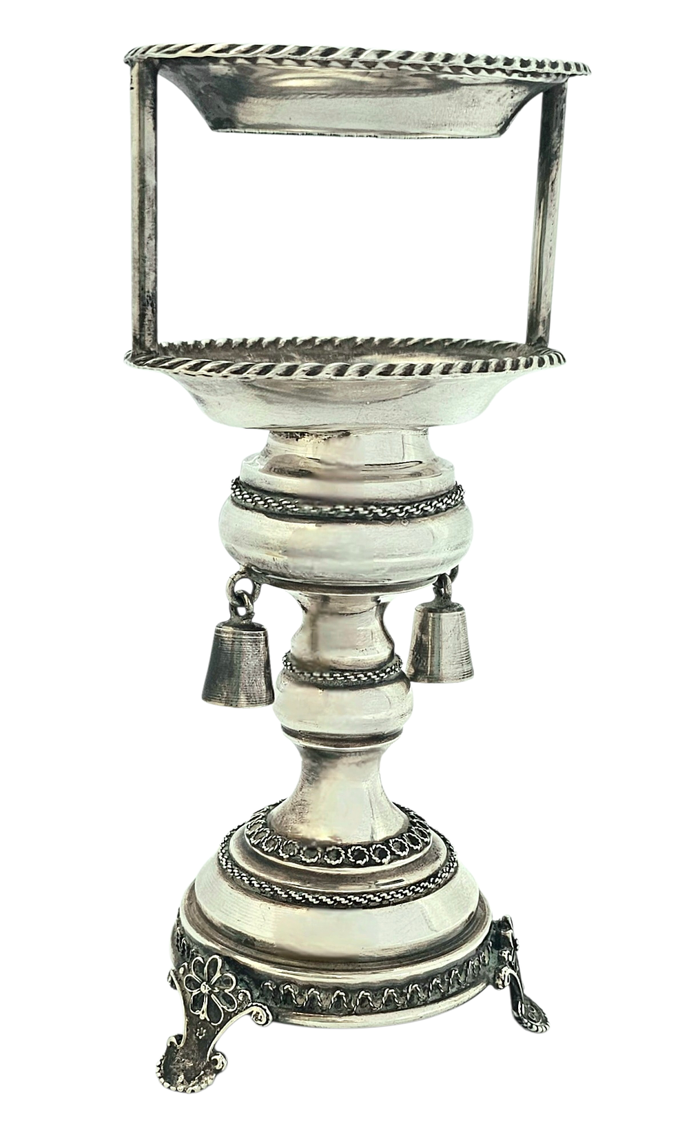 מגדל לנר הבדלה עשוי כסף סטרלינג 925, מעוטר עבודת פיליגרן, ופעמונים. משקל ומידות: 109 גרם, גובה 