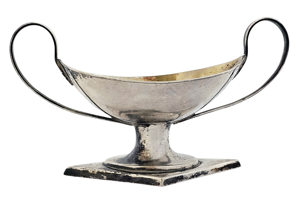 *יודאיקה -כלי למלח אוגסבורג עתיק (1799) עשוי כסף 812 (13) , מעוטר בידיות מלכותיות, נתון על 
