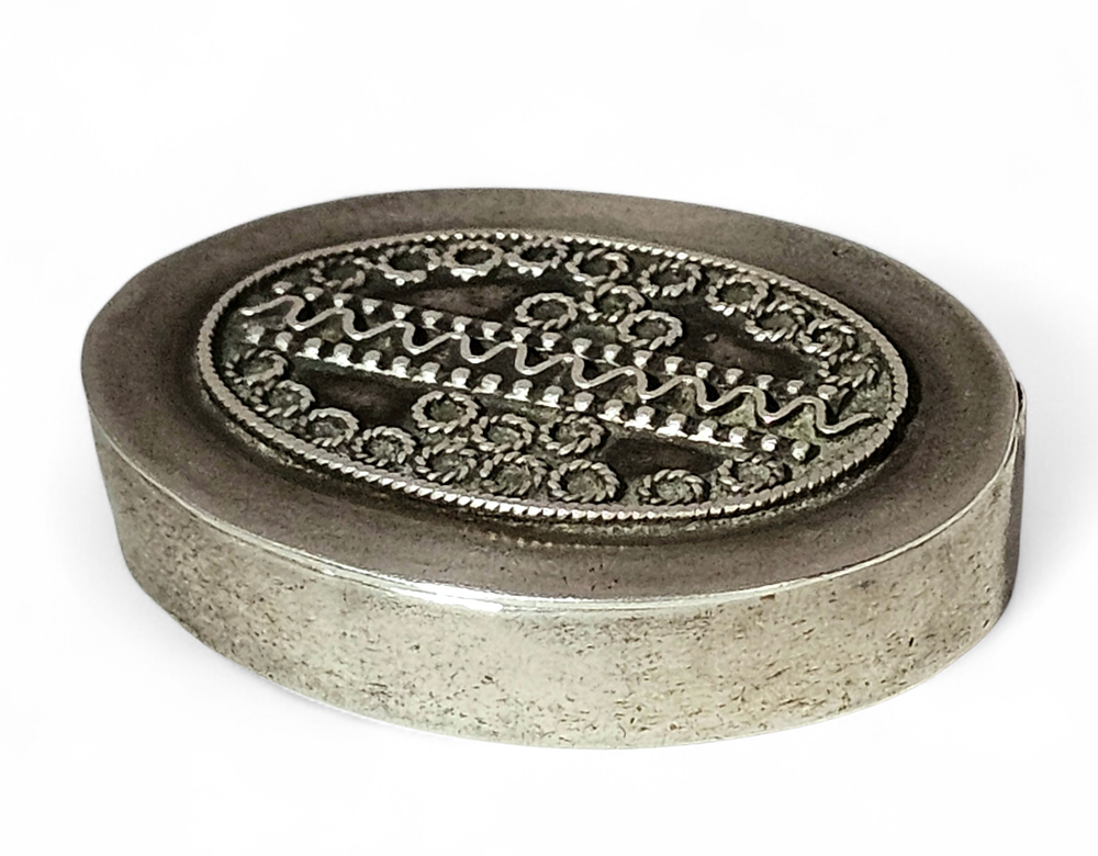 שמק טבק עשוי כסף סטרלינג 925 , ארצישראלי בעיצוב אובלי אוריינטלי, ועליו עיטורי פיליגרן. 
משקל 