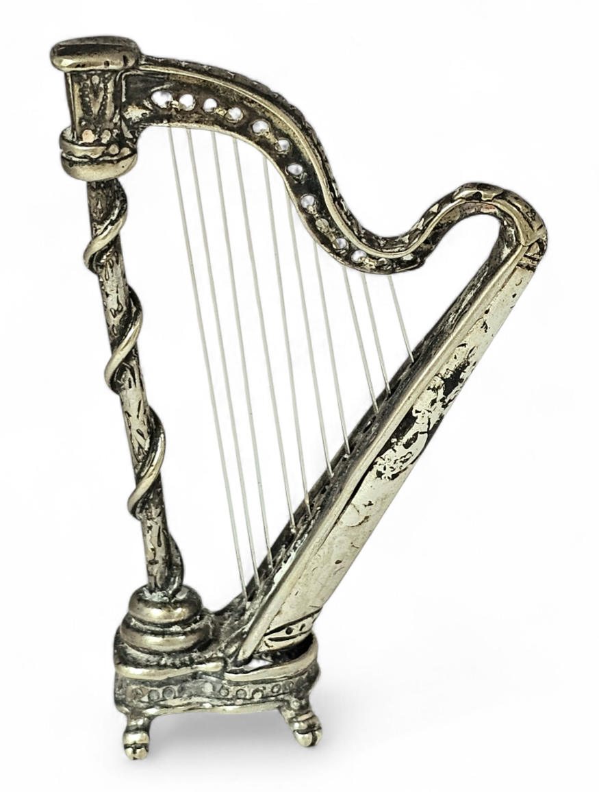 נבל דוד המלך איטלקי מינאטורי עשוי כסף 800 . 
מצב שמור וטוב. 
משקל ומידות: 19.65 גרם, אורך 