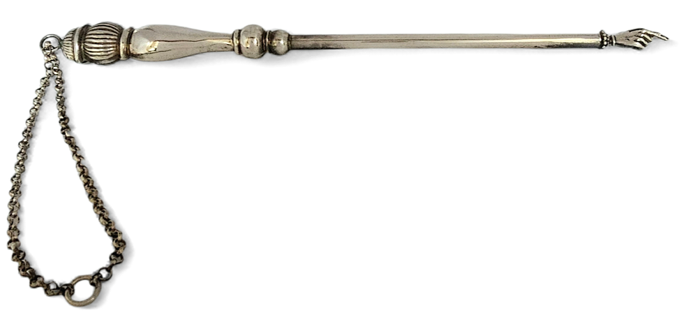 יד לספר תורה, עשוי כסף סטרלינג 925, העיצוב נקי ומעוטר בחלקו התחתון, בקווים גאומטרים סגנון 