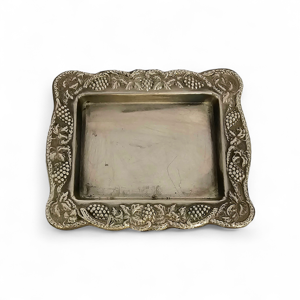 מגש הגשה מיניאטורי, עשוי כסף 925 סטרלינג, המגש מעוטר במוטיבי בלט של עלי גפן ואשכולות ענבים. 