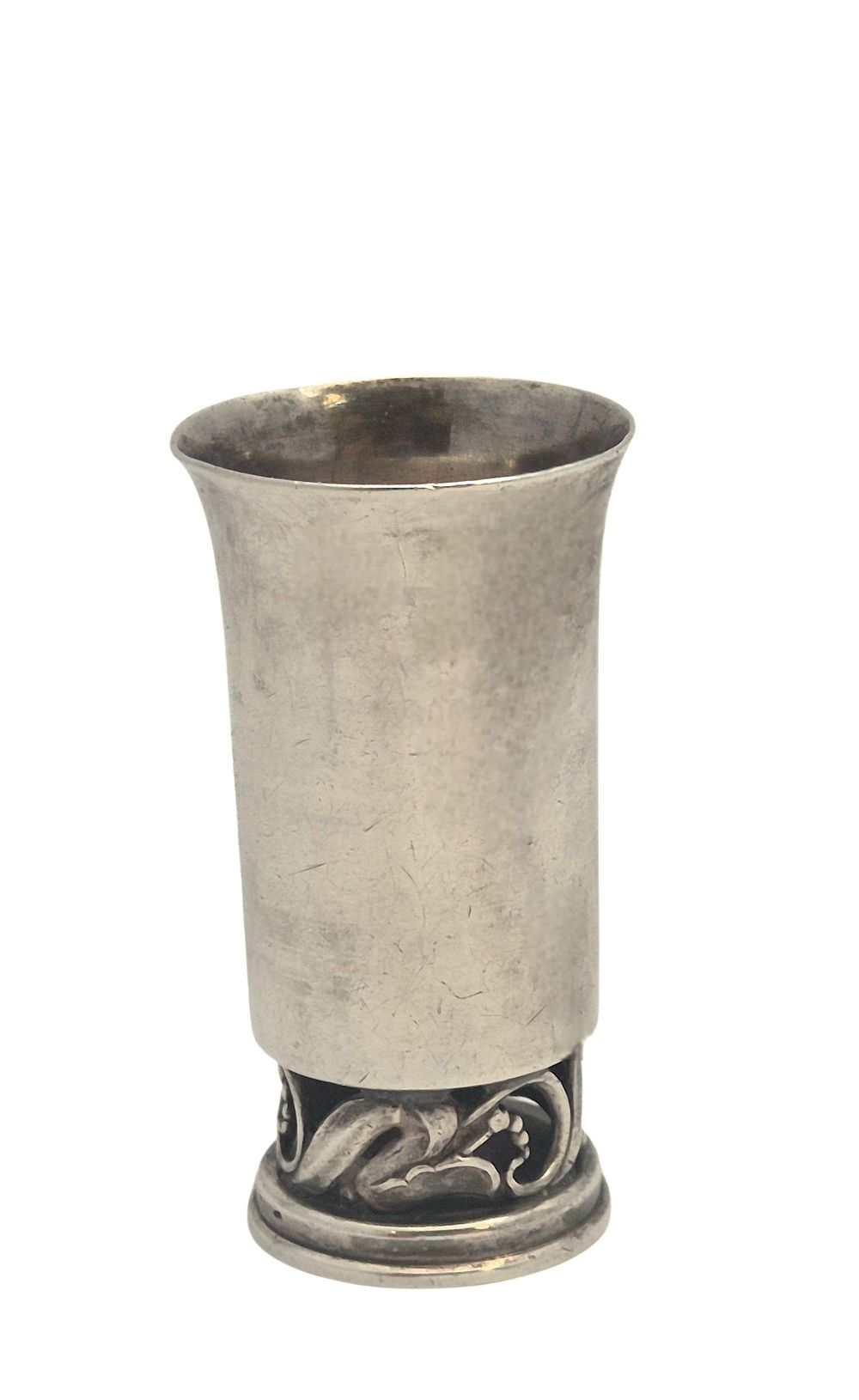 ***נדיר - גביע קידוש סיני עתיק עשוי כסף 900, נושא מונוגרמה. עיצוב נקי מינימליסטי, בשילוב מוטיב 