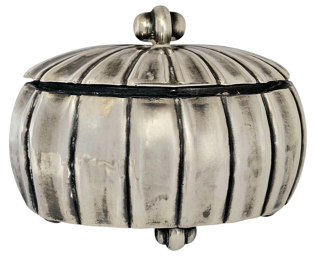 יודאיקה נדירה - קופסת אתרוג עתיקה מפולין, עשויה כסף 800. 
נתונה על רביעיית רגליים מסוגננות 