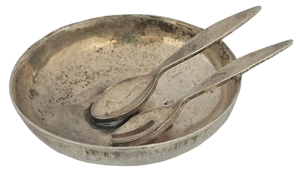 Miniature sterling silver salad bowl with utensils (attached). 
Weight: 6g. 
33mm x 25.5mm.