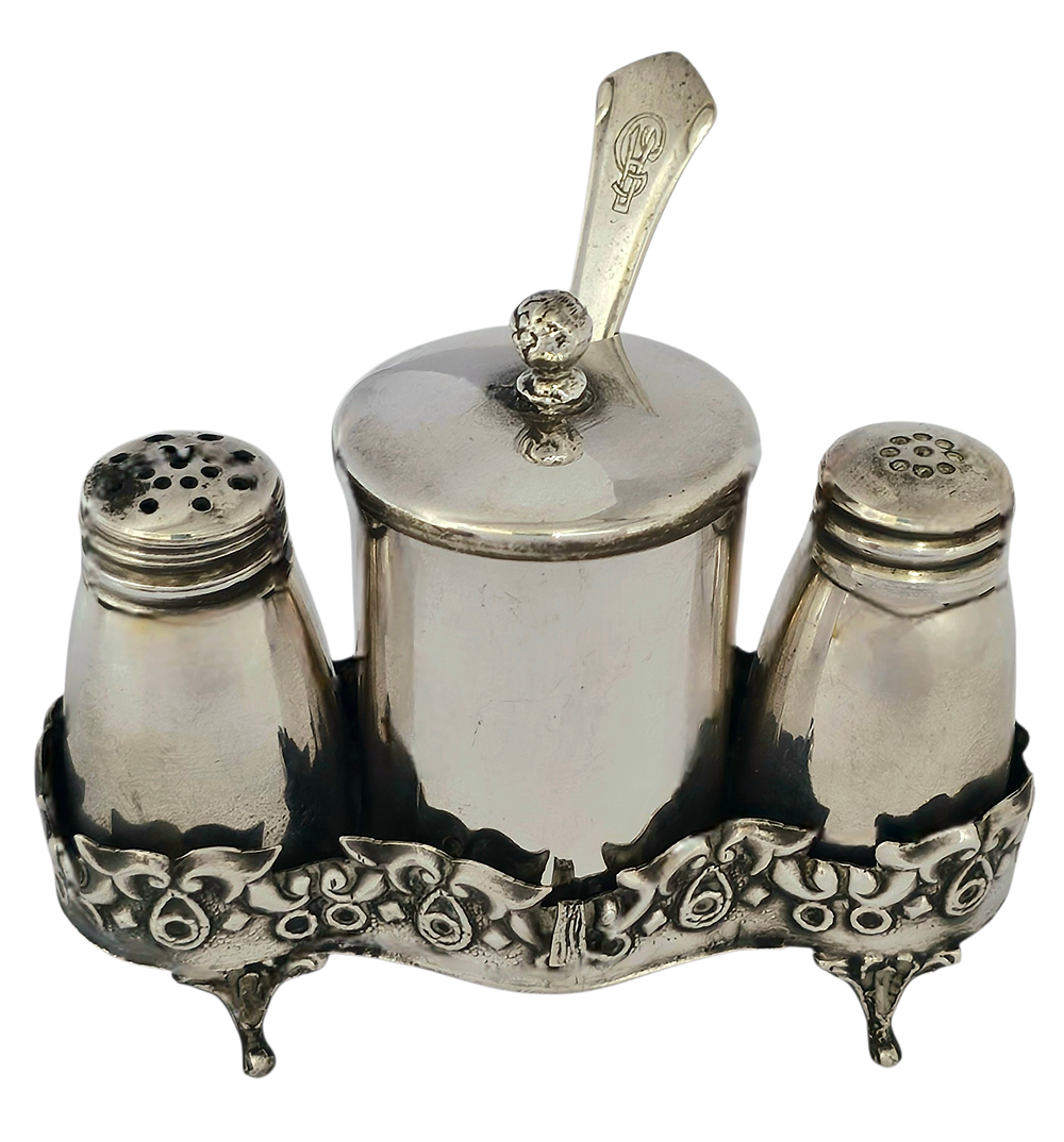 סט מלח פלפל וחרדל, עשוי כסף 800, עדין ומעוצב. 
משקל ומידות : 85.75 גרם, עומק 4 ס"מ, רוחב 9 