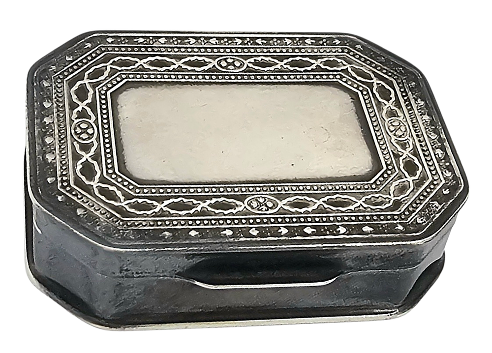 הצורפים - שמק טבק, עשוי כסף סטרלינג 925, מעוטר עבודת בלט ומקום למונוגרמה/הקדשה. 
חדש במצב 