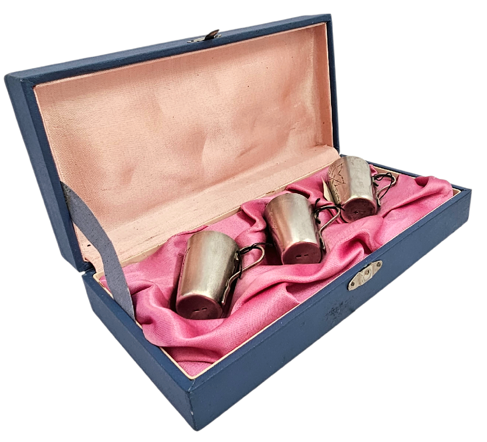 Set of three Soviet silver cups, made of silver 875, with grapevine motif. 
Weight: 75.80g. 