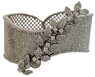 *** "צמיד לילה/ ערב" - צמיד קאף (cuff) רחב ומפואר, משובץ כולו באבנים נוצצות זרקונים. 
