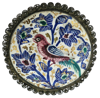 סיכת אמייל כסף - פרסית יפהפייה, עיצוב : מסגרת עשויה פיליגרן עדין, כיפת הסיכה צבעונית, בסצנה 