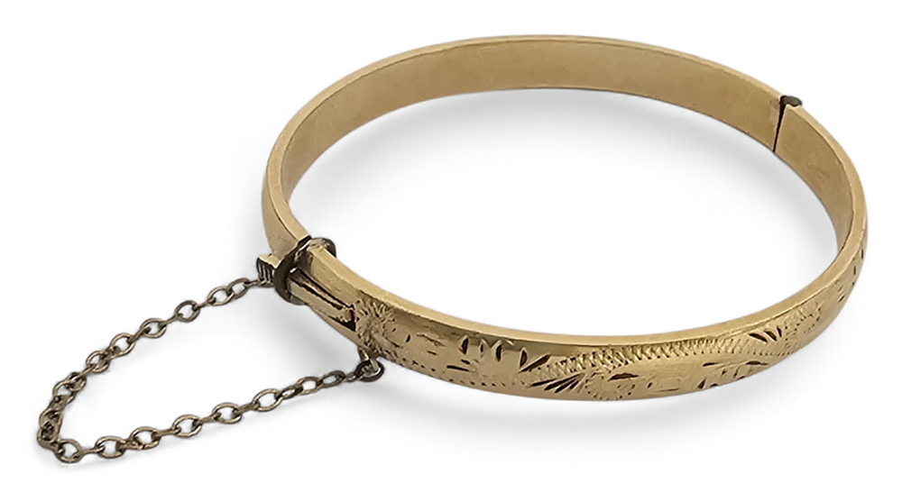 9k gold bangle bracelet for baby, with beautiful, delicate engraving. 
Weight: 10.6g. 
14.5cm
