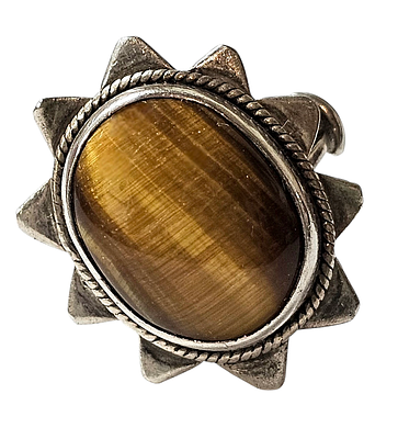 טבעת קוקטייל, כסף 925 סטרלינג- עיצוב: משובצת באבן 'עין החתול', המסגרת מעוצבת בצורת קרניים 