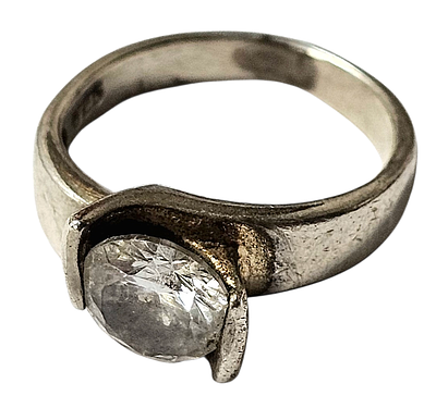 טבעת כסף 925 סטרלינג - עיצוב: שיבוץ של אבן מרכזית גדולה, המשובצת במסגרת ייחודית המתכת עוטפת 