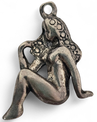 תליון כסף 925, בצורת מזל בתולה, מתאים גם לצמידי צ'ארם. 
משקל ומידות: 1.21 גרם; 