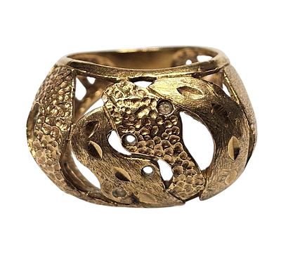 טבעת נשים - מוזהבת, מעוטרת עבודת ניסור, בדימוי של נחש. 
מידות: ישראלי + אירופאי - 48 אמריקאי 