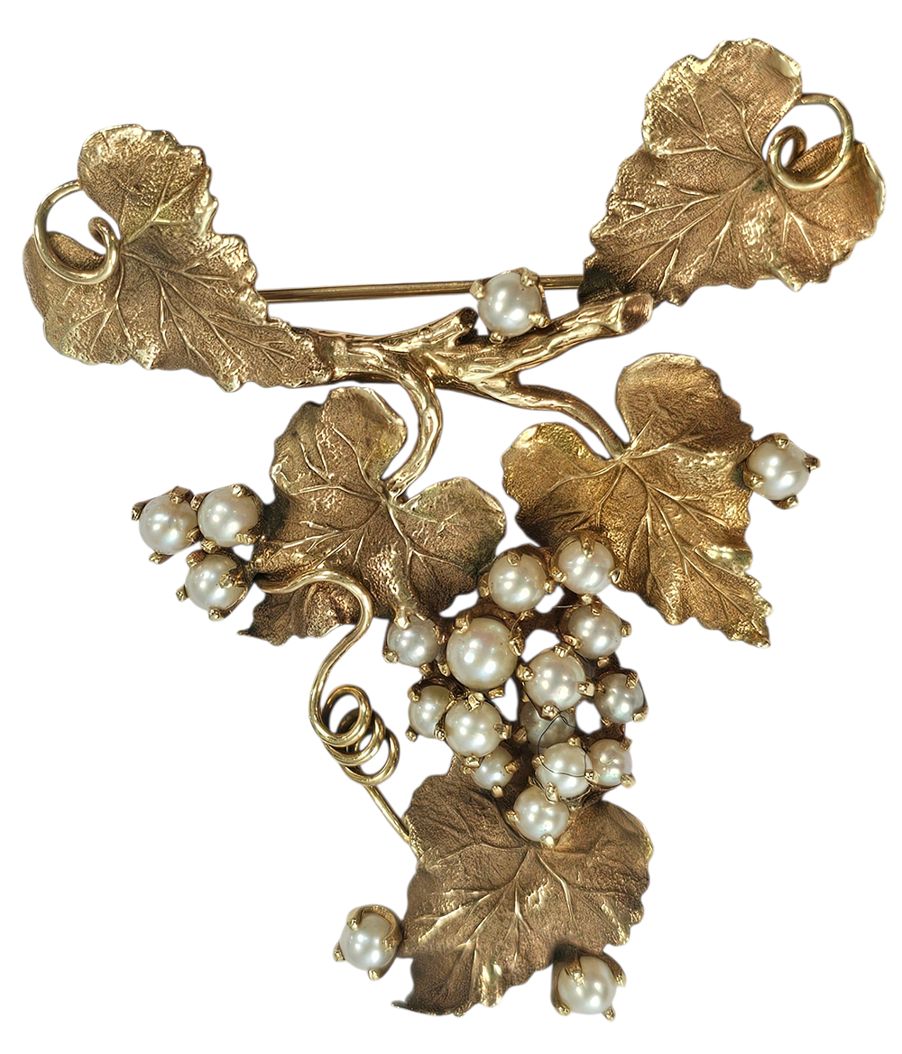 An antique brooch made of 14 karat gold, decorated with Japanese pearls in the shape of a 
