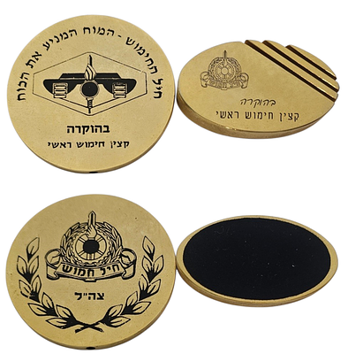 זוג מזכרות לאספנים - מדליית חיל החימוש הישראלי והוקרה כמשקל ניירות על ידי קצין חימוש ראשי. 