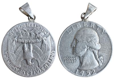 תליון מטבע כסף 900- רבע דולר , 1952 
קוטר 2.4 ס״מ.