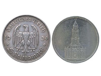 גרמניה הנאצית מטבע כסף 900 - 5 רייכסמארק - 1934 כולל לוח תצוגה ייצוגי. 
קוטר 2.9 ס״מ.