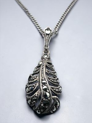שרשרת כסף 800 משובץ באבני מרקזייט (Marcasite) בעיצוב עלה. תליון 3x1.3 ס״מ.