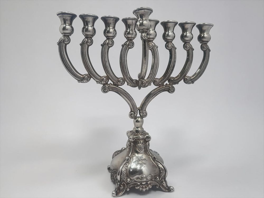 חנוכיית כסף סטרלינג 925 - מפוארת עם עיטורים קלאסיים ובסיס מעוטר. 
25X26 ס"מ 
316 גרם