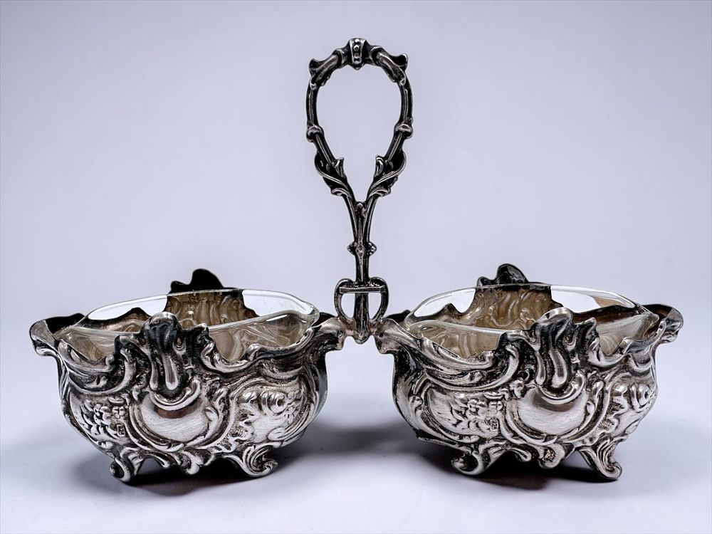 מעמד כסף 925, כפול למלח ל"קידוש" במרכזו ידית נשיאה, ופילרים מקוריים עשויים זכוכית. עיטורים 