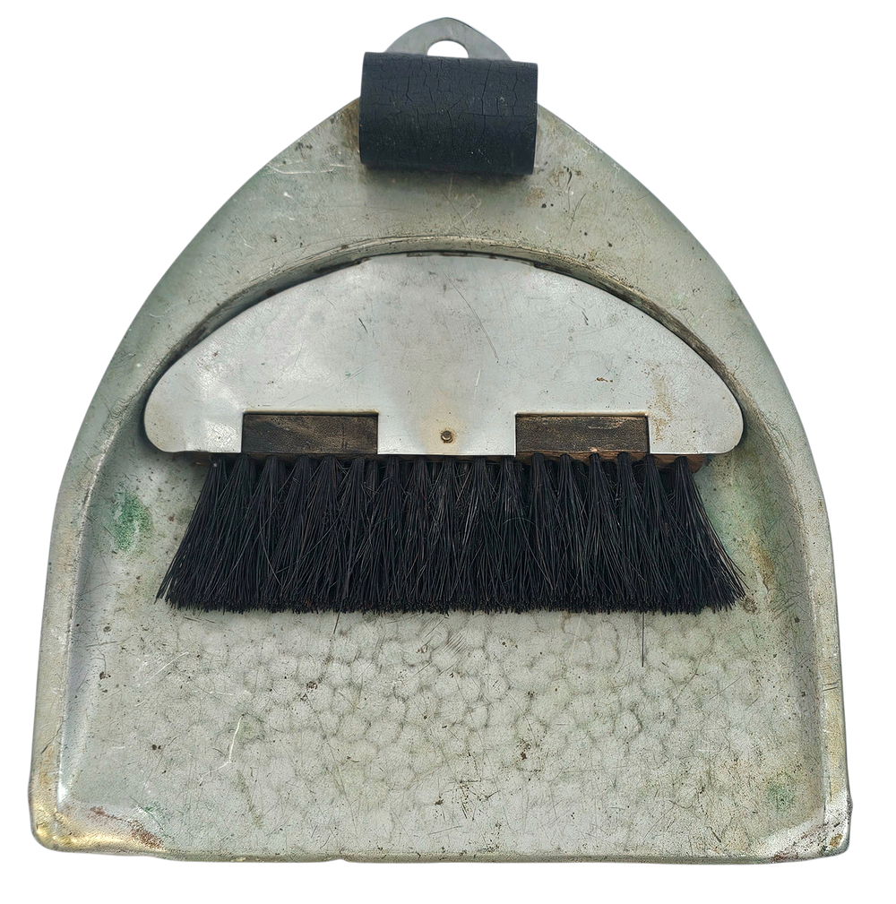 Art Deco set: small table crumb brush and matching crumb pan. 20cm x 17cm. Condition: in 