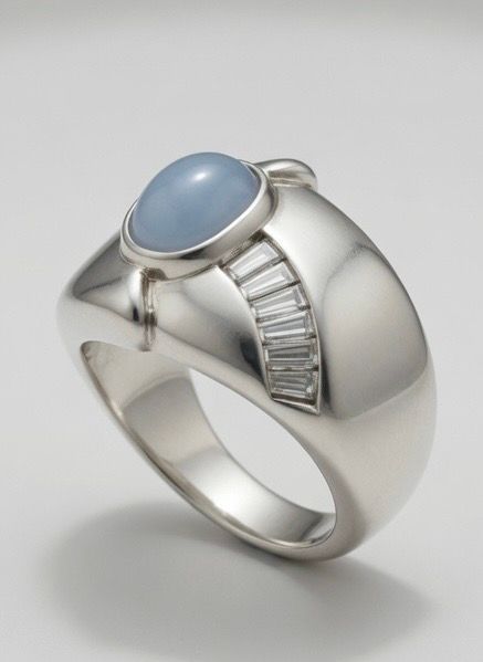 Platinum ring with star sapphire at center and accent diamonds (24 pts.) 
Hallmarked . 