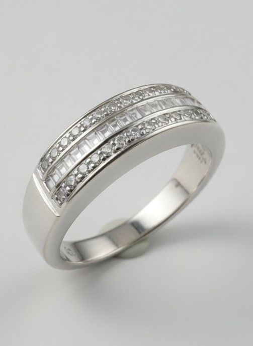 18k white gold ring, set with three rows of natural diamonds with a total weight of 70 points. 