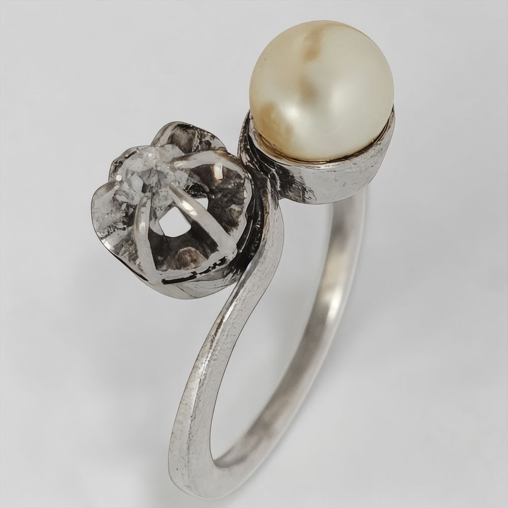 14k white gold vintage ring, featuring at top a side by side, separately set, pearl and a 