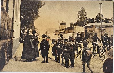 גלויה צבעונית משנת 1900 ילדי בית הספר ביפו, הוצאה יהודית בלומנטל גרמניה. 