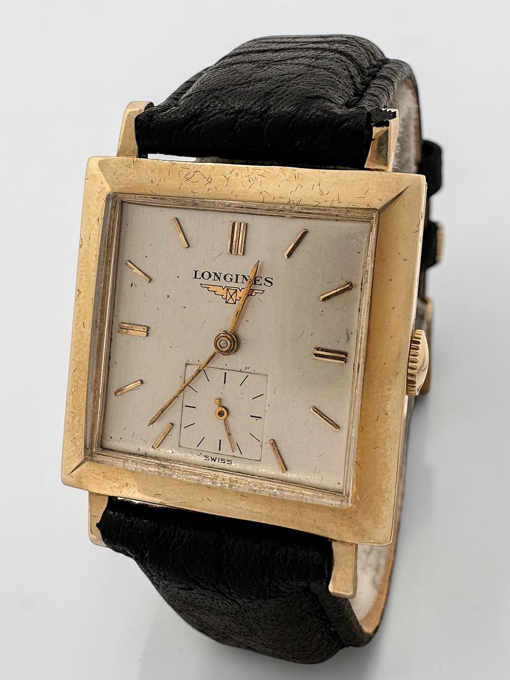 Elegant Longines men's watch from the mid-1950s with a Swiss manual winding mechanism. The 