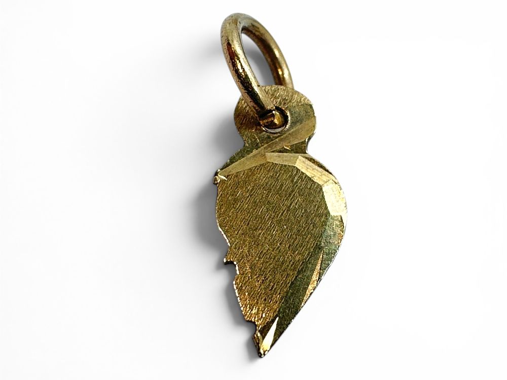 14k gold pendant in the shape of a half/broken heart. Length: 1.5 cm. Weight: 0.4 g.