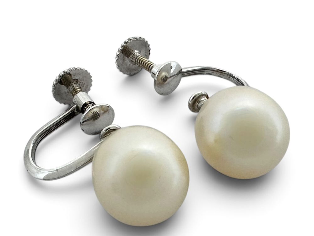 Pair of natural pearl earrings made of 18-karat gold. Dimensions: 2 cm. Weight: 3.8 grams.
