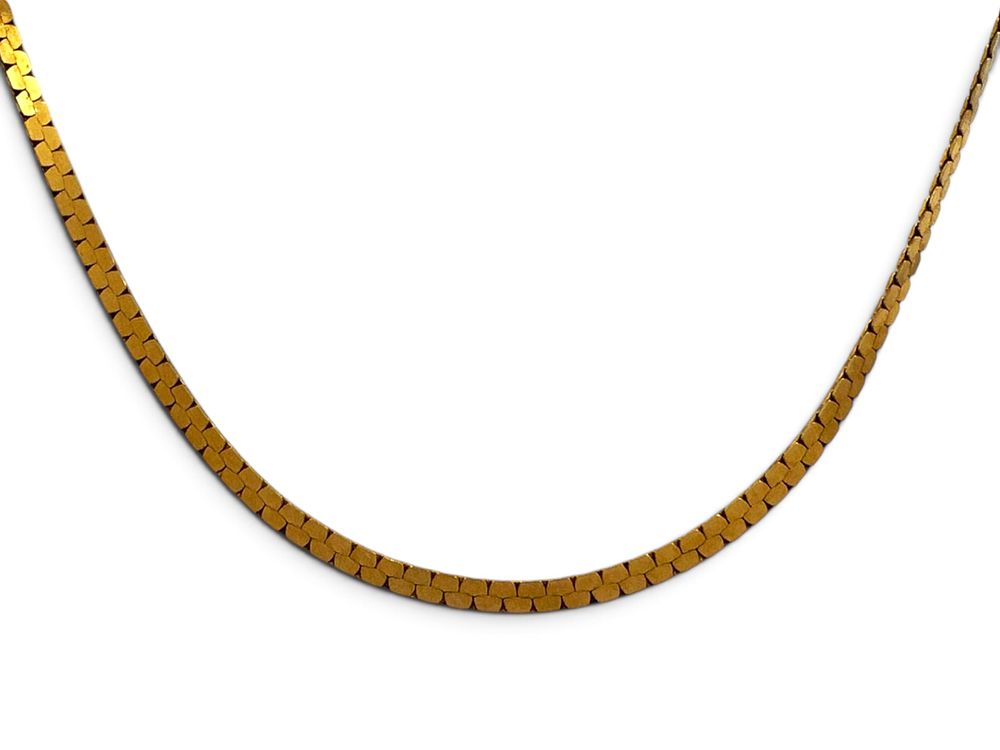 14kt gold chain with a wide, flat design. 
Hallmarked. 
Length: 48 cm. 
Weight: 5.5 grams. 
In 