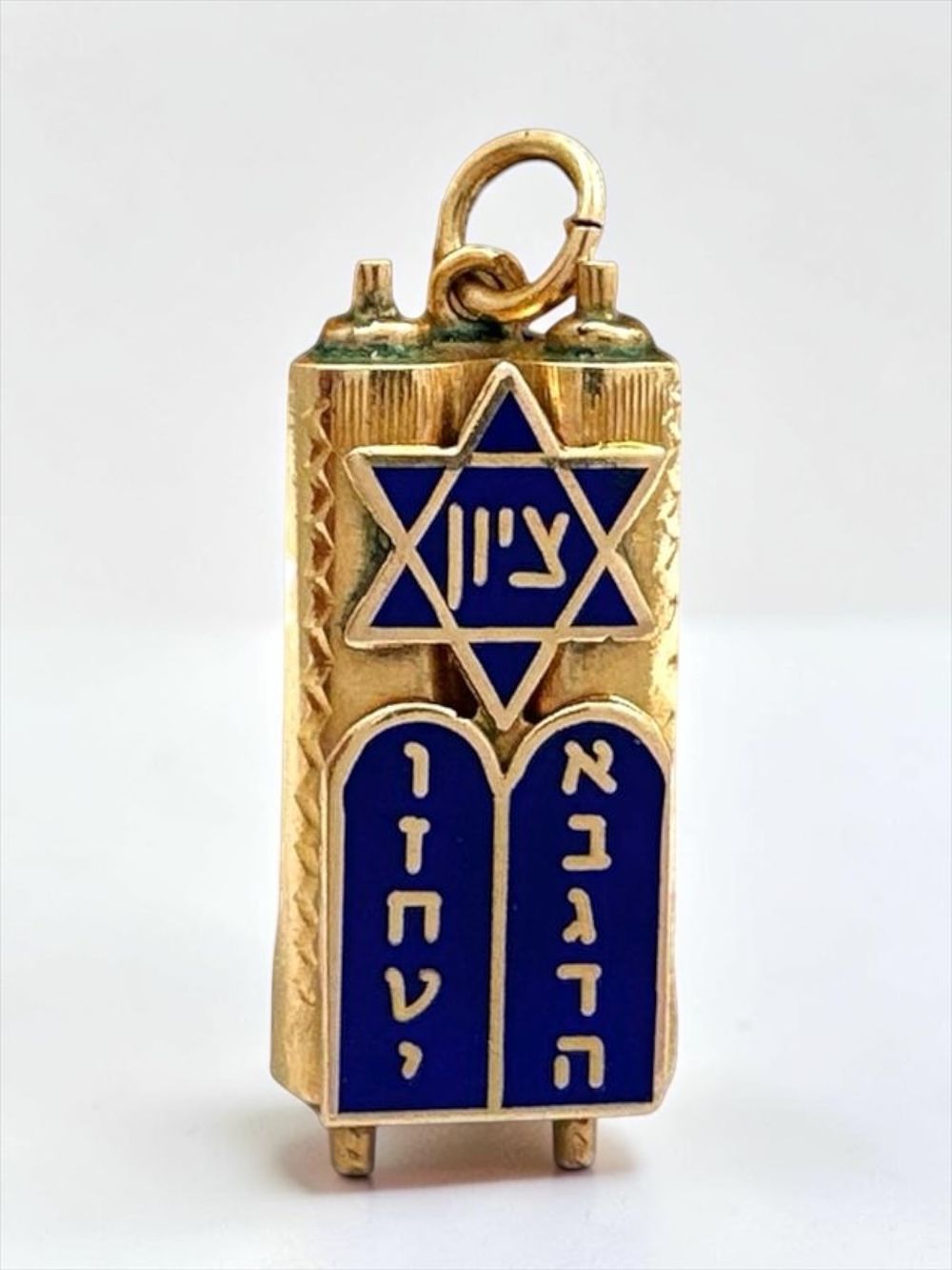 תליון זהב 14 קראט, עיצוב בצורת ספר תורה, עם מגן דוד ועשרת הדיברות בעבודת אמייל כחולה נגד עין 