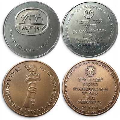 זוג מדליות הוקרה למנוי המתמיד, החברה הממשלתית למדליות ולמטבעות. 
מידות: 3.9 ס״מ.