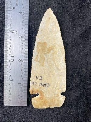 Dovetail from Iowa Indian Artifact Arrowhead. KEY WORDS: INDIAN ARTIFACT ARTIFACTS ARROWHEAD 