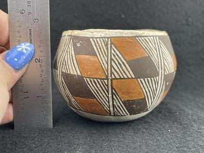 Acoma Pottery Vessel Indian Artifact Arrowhead. KEY WORDS: INDIAN ARTIFACT ARTIFACTS ARROWHEAD 