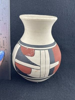 Acoma Pottery Vessel Indian Artifact Arrowhead. KEY WORDS: INDIAN ARTIFACT ARTIFACTS ARROWHEAD 