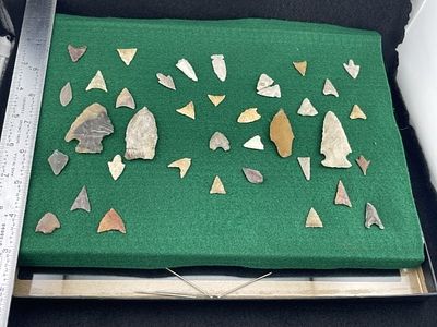 Group of Arrowheads in frame Frame IS included. KEY WORDS: INDIAN ARTIFACT ARTIFACTS ARROWHEAD 