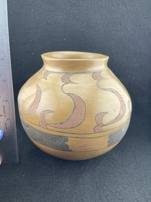 Acoma Pottery Vessel Indian Artifact Arrowhead. KEY WORDS: INDIAN ARTIFACT ARTIFACTS ARROWHEAD 