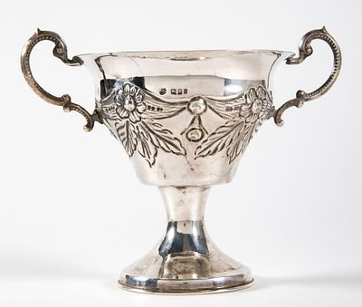 כלי כסף אנגלי עתיק, מעוטר בעבודת רפוסה (Repousse),
משקל: 165 גרם, רוחב: 17.5 ס"מ, גובה: 14 ס"מ