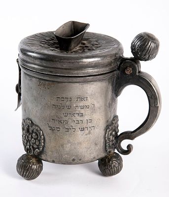 קופת צדקה צרפתית עתיקה, עשויה פיוטר, המאה ה-18, חתום, נושא הקדשה מהמאה ה-19 עבור חברת 'הספקות