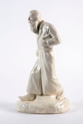 פסל נדיר ועתיק, 1880-1920, בדמות יהודי צועד עם תיק לטלית ומקל הליכה, עשוי פאיינס (Faience) לבן