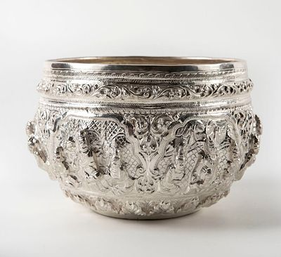 כלי כסף נפאלי, עשוי בעבודת רפוסה ( repousse),
משקל: 395 גרם, גובה: 10.5 ס"מ, קוטר: 13.5 סמ